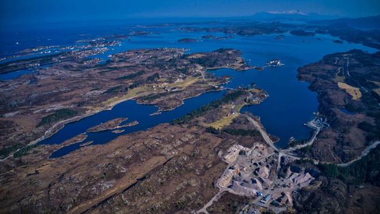Dronefoto fra knuseverket ved Henda i Averøy