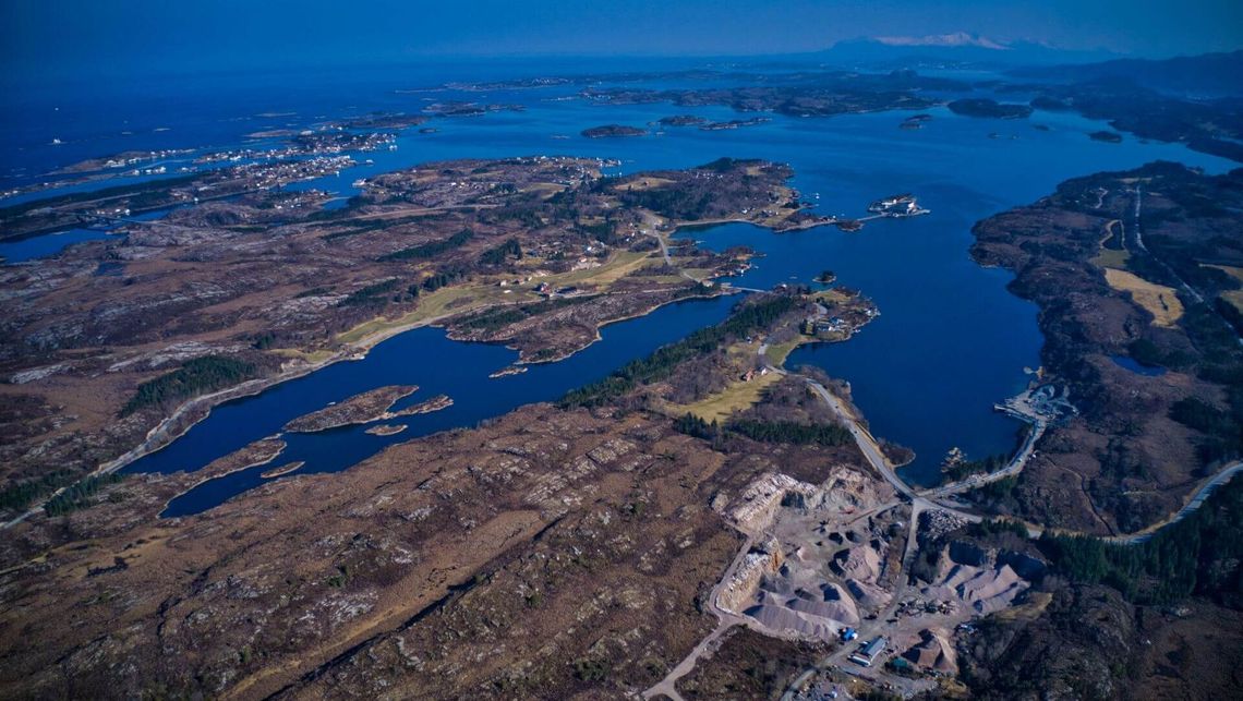 Dronefoto fra knuseverket ved Henda i Averøy